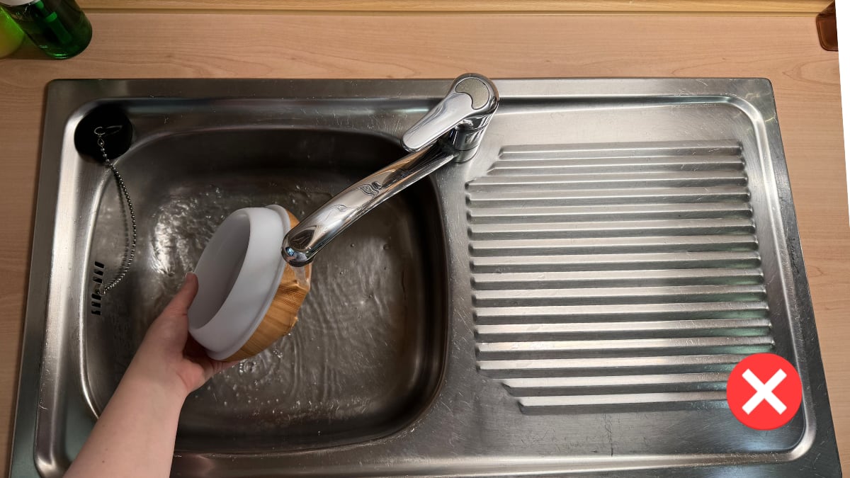 No debes limpiar tu difusor de aromas con agua directa del grifo.
