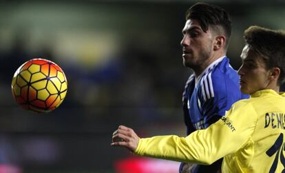 Denis Suarez y Piccini pugnan por el bal&oacute;n.