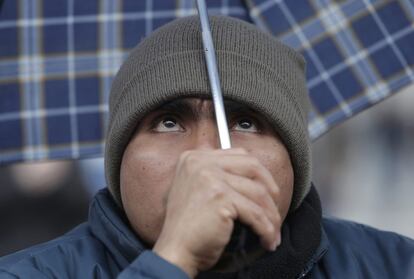 Miles de personas desafían a la climatología y observan desde pantallas gigantes instaladas en la plaza la votación del cónclave.