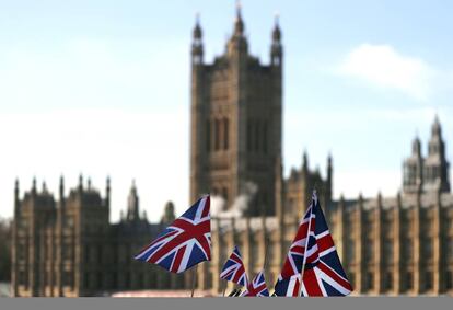 Varias banderas británicas frente al Parlamento de Westminster.