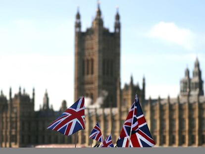 Varias banderas británicas frente al Parlamento de Westminster.