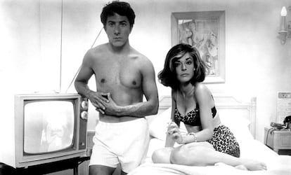 Dustin Hoffman, Anne Bancroft y la televisión, compartiendo secretos de cama en 'El graduado' (1967).