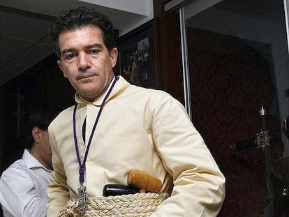 Antonio Banderas, vestido de mayordomo