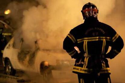 Los bomberos tratan de extinguir un fuego en una calle de Schiltigheim (Alsacia), al noreste de Francia.
