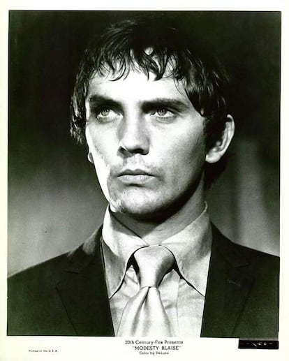 Terence Stamp. De rebelde a 'drag queen'.

	Al otro lado del Atlántico, en la Inglaterra de la minifalda y los Beatles, Terence Stamp encabezó la nueva ola de los actores juveniles, rebeldes e inconformistas. Cincuenta años después, continua igual de transgresor (eso sí, con peluca, plumas y zapatos de plataforma).