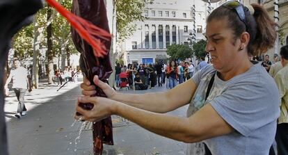 Una vecina de la Corrala La Utopía hace la calada frente al Ayuntamiento.