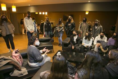 Carmen Simón, directora del Departamento de Postgrado y Especialización del CSIC, habla con un grupo de estudiantes.