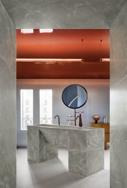 El proyecto 'Reflejo', presentado en Casa Decor 2022, reviste el cuarto de baño con acabados que ahora están de vuelta, como la piedra natural, los textiles o el aluminio.