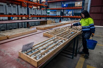 An operator observes the witnesses obtained after Emerita's polls in the Infanta Mining Deposit. 