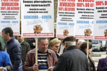 Afectados por las participaciones preferentes concentrados delante y en el interior de la sucursal número 1 de Nova Galicia en Lugo. EFE/Archivo