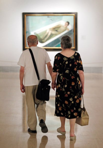 Antonio López y su esposa María Moreno, frente a la obra <i>La mujer en la bañera</i>.