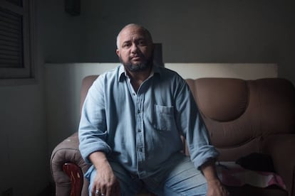 Léo Barbosa, de 49 años, en la sala de su casa.