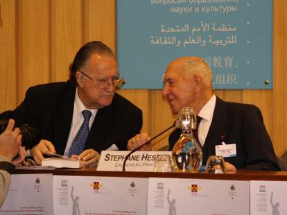 Hessel (derecha) y Azkuna, cuando el escritor recibió en París en 2008 el Premio Unesco-Bilbao.