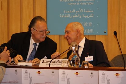 Hessel (derecha) y Azkuna, cuando el escritor recibió en París en 2008 el Premio Unesco-Bilbao.