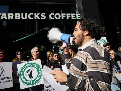 Protesta de empleados de Starbucks en tiendas de Nueva York, Estados Unidos, el 16 de novimebre 2023.