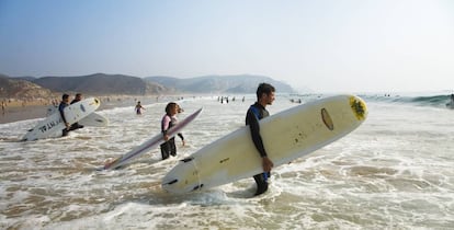 Surferos en la playa de Amado, en Portugal.