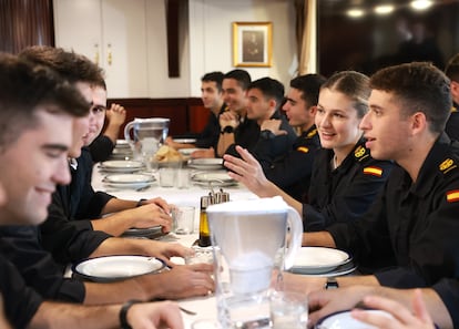 También se han distribuido fotos en las que se la ve en la mesa conversando junto a sus compañeros antes del almuerzo o atendiendo con interés a una de las clases que reciben a bordo.