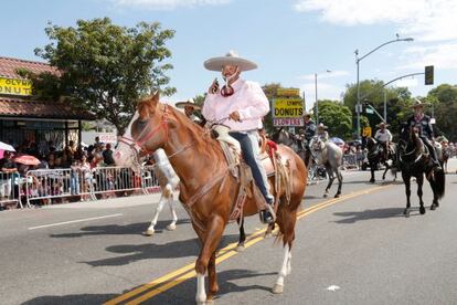 Participantes en el desfile de la Independencia de México del Este de Los Ángeles, el domingo 7 de septiembre.