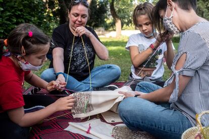 Taller 'A-bordar la Quinta', impartido por la artista Lorena Olmedo en Espacio Abierto la Quinta de los Molinos, el pasado sábado.