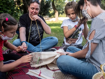 Taller 'A-bordar la Quinta', impartido por la artista Lorena Olmedo en Espacio Abierto la Quinta de los Molinos, el pasado sábado.