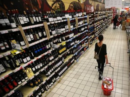 Una mujer hace la compra en un supermercado