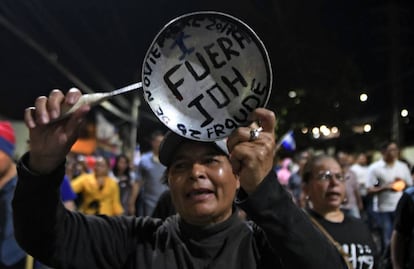 Decenas de hondure&ntilde;os protestaron el viernes frente a la sede de la Maccih 