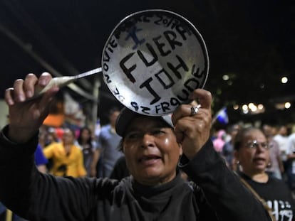 Decenas de hondure&ntilde;os protestaron el viernes frente a la sede de la Maccih 