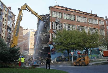 Imagen de las labores de derribo del edificio del 'gaztetxe' (local juvenil) Kukutza, en el barrio de Rekalde (Bilbao). En los alrededores se han producido numerosos disturbios.