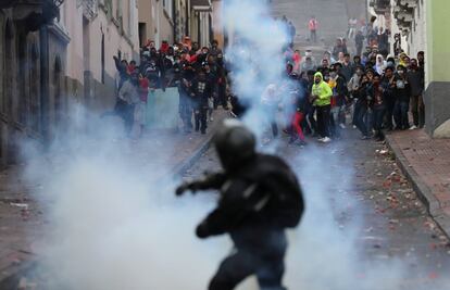 Cientos de manifestantes, en su mayoría indígenas, han irrumpido este martes en la sede de la Asamblea Nacional de Ecuador en medio de las protestas que se iniciaron la semana pasada por la subida del combustible decretada por el Gobierno de Lenín Moreno. En la imagen, enfrentamiento con la policía en las calles de Quito.