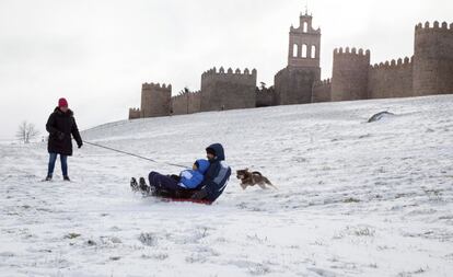 Una familia se divierte en la nieve caída en Ávila.