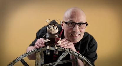 Adam Elliot, con su protagonista de 'Memorias de un caracol', en un retrato de promoción