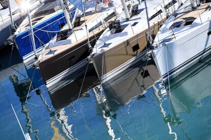 Barcos y yates amarrados durante la 57ª edición del Salón Náutico de Génova (Italia).
