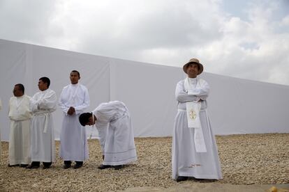 Un grupo de sacerdotes católicos en Valdebebas donde se ha celebrado el acto religioso.