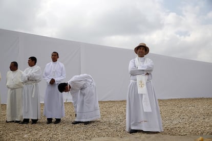 Un grupo de sacerdotes católicos en Valdebebas donde se ha celebrado el acto religioso.