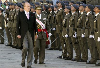 Don Juan Carlos pasa revista a la tropa antes de su discurso con motivo de la Ofrenda Nacional al Apóstol Santiago