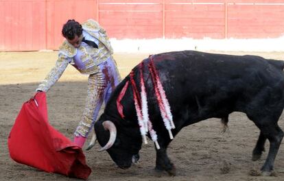 Fandiño, en un lance de muleta durante la corrida de ayer en Orduña.  