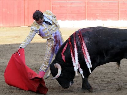 Fandiño, en un lance de muleta durante la corrida de ayer en Orduña.  