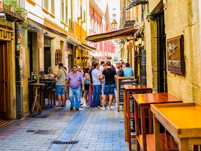 La calle Laurel en Logroño, que junto con las calles de San Juan y San Agustín forman la llamada “senda de los elefantes”, la famosa zona de tapeo de la ciudad riojana.