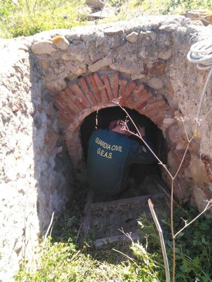 Un guardia en una canalización abandonada.