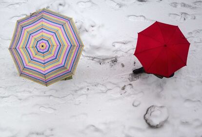 Un par de personas pasean por las calles nevadas de Nueva York.