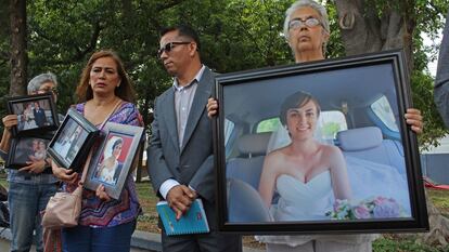 Los familiares de María Fernanda Peña, una de las víctimas, tras el funeral.