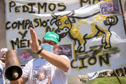 Un ganadero toca el cencerro en la concentración. 