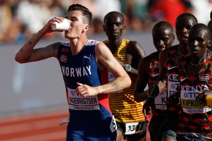 Jakob Ingebrigtsen bebe durante los 5.000m en Eugene (Oregón).