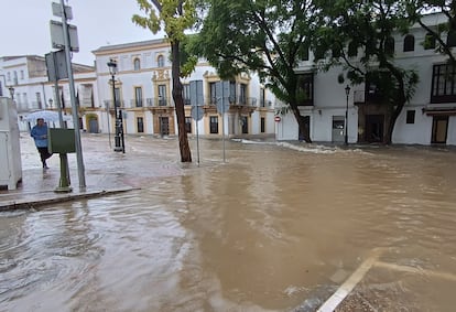 La calle Porvera en Jerez con agua acumulada por las lluvias de la dana que atraviesa la provincia, este miércoles.