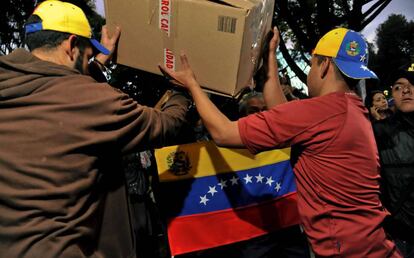 Venezolanos cargan alimentos