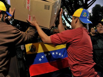 Venezolanos cargan alimentos