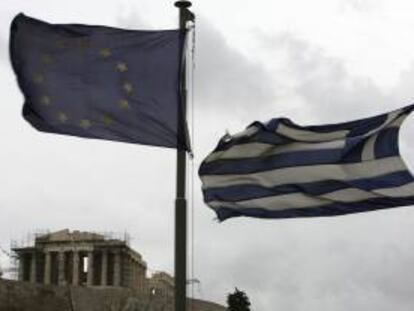 Bandera griega (d) ondeando junto a la de la Unión Europea frente al templo del Partenón de la Acrópolis de Atenas. EFE/Archivo