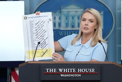 La portavoz de la Casa Blanca, Karoline Leavitt, muestra a la prensa una copia de la carta de presión enviada por Trump a Powell.