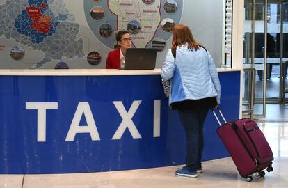Una persona s'informa al mostrador del taxis situat a la terminal 4 de l'aeroport de Barajas, a Madrid.