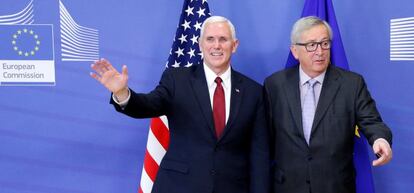 El vicepresidente de EE UU, Mike Pence, y el presidente de la Comisión Europea, Jean-Claude Juncker.